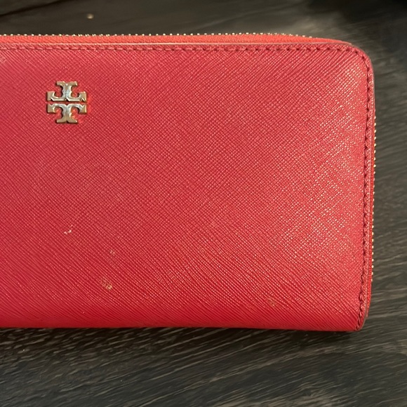 Tory Burch Red Leather Robinson Zip Around Wallet - Picture 2 of 10